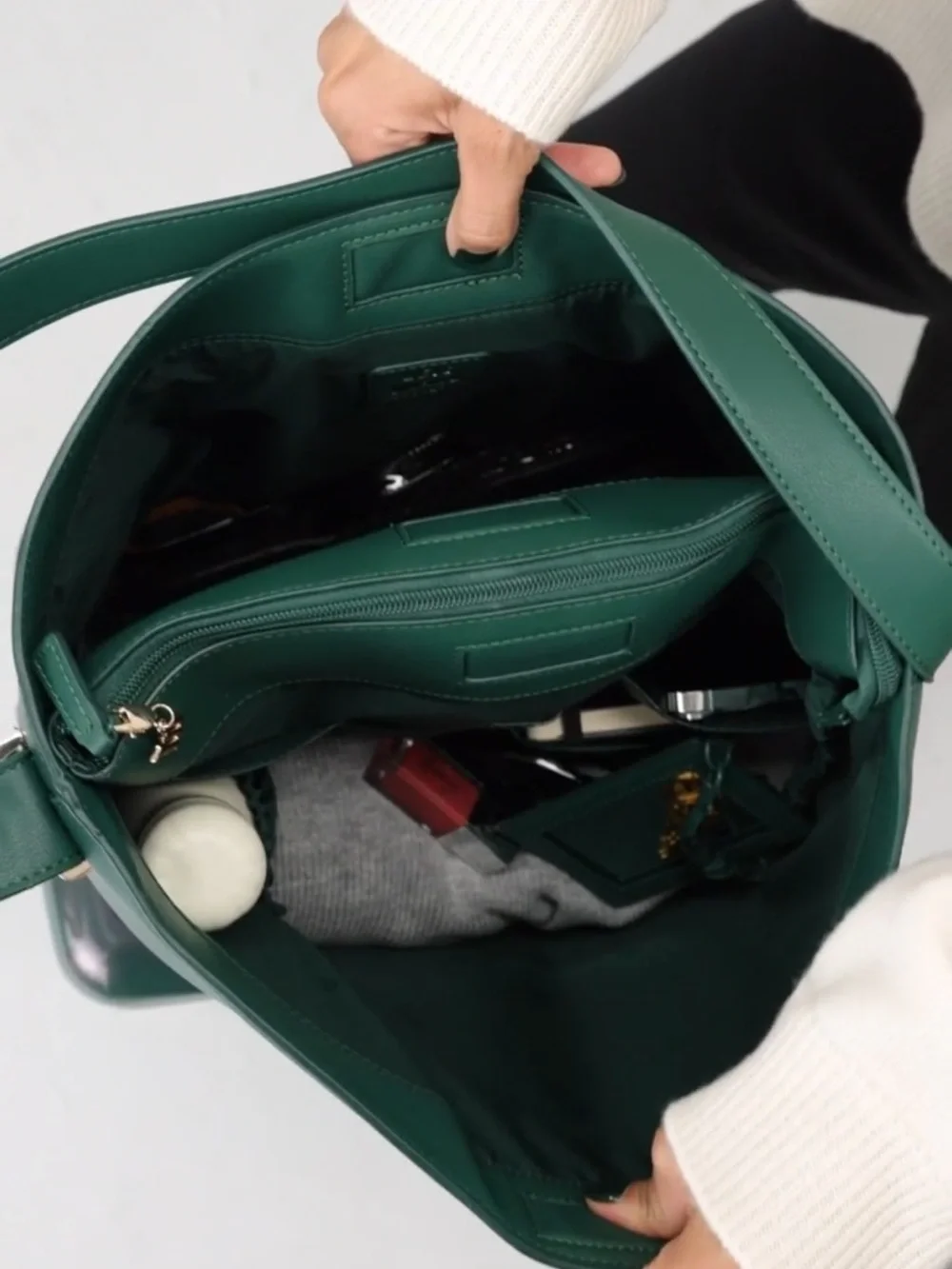 BÈIS x Wicked Tote in Wicked Green - Picture 8 of 13